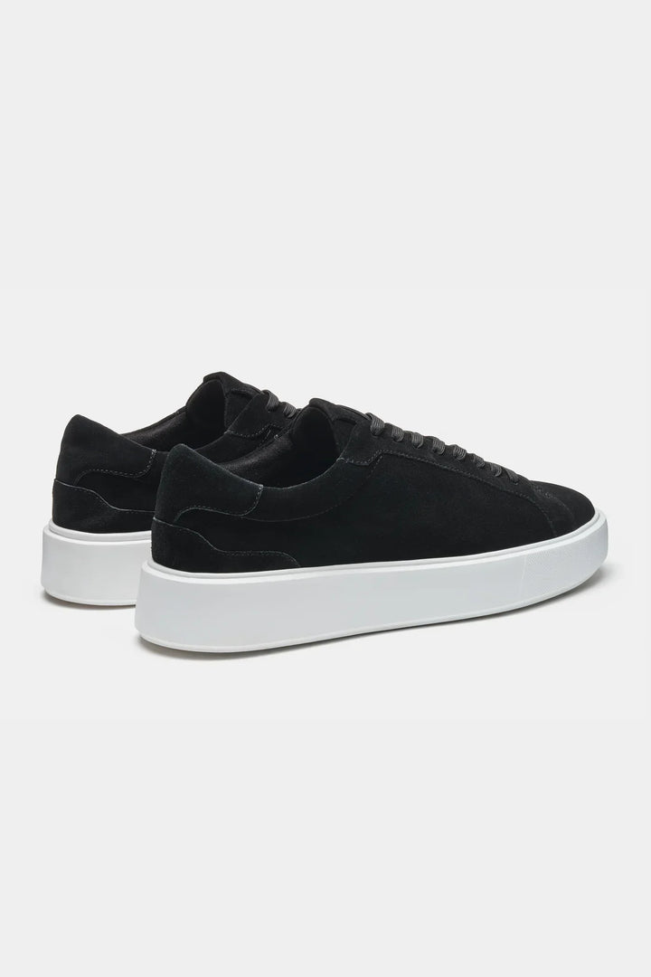 Baskets en daim noir avec semelle blanche pour homme