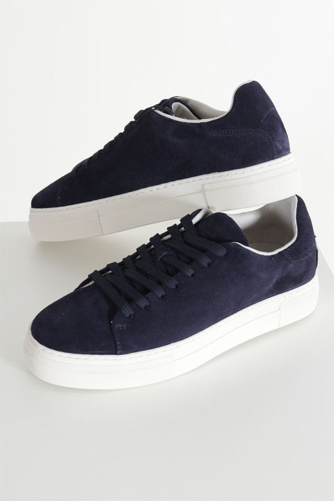 Baskets en daim bleu foncé avec semelle blanche pour homme
